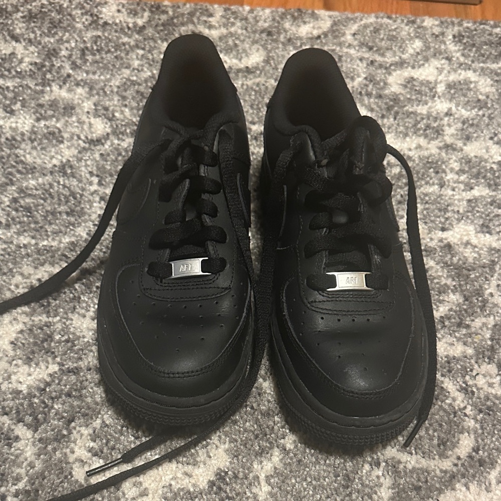 Nike Kids All-Black Sneakers Air Force 1 - Picture 2 of 12